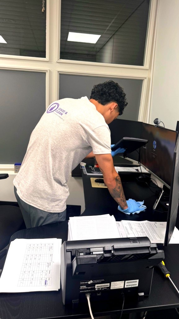 Kantoor schoonmaak en bureau reiniging — Good & Clean Zorg