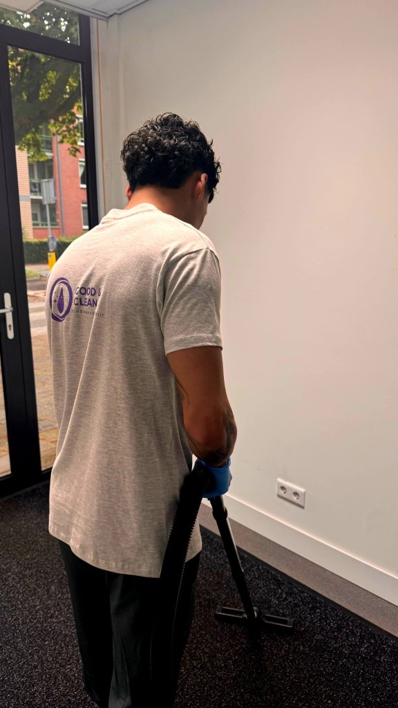 Professioneel vloeronderhoud en stofzuigen op kantoor — Good & Clean Zorg
