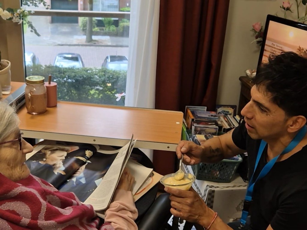 Support worker biedt persoonlijke zorgondersteuning met aandacht — Good & Clean Zorg